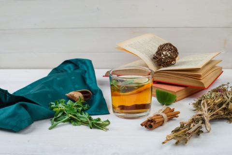 Хвою и брусничный лист заливаем — получается напиток, который спасает в жару