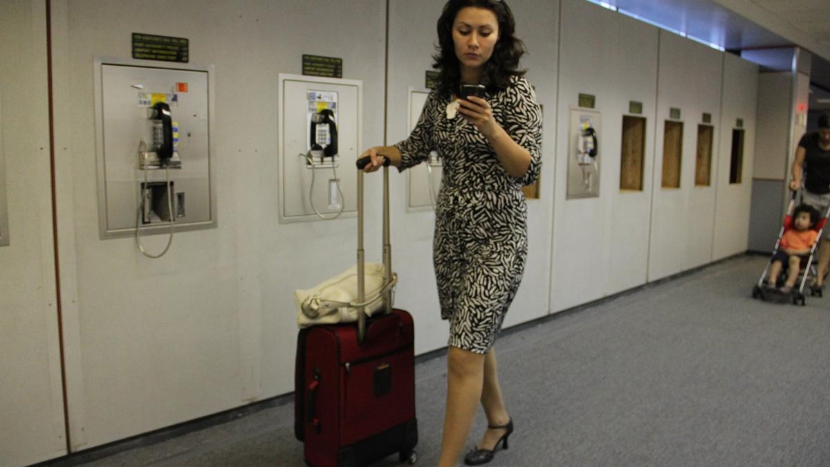 Женщина с чемоданом