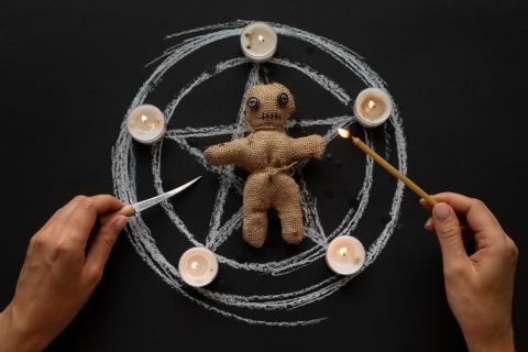 PLOS ONE: вера в паранормальные суеверия чаще встречается у людей с высоким стрессом
