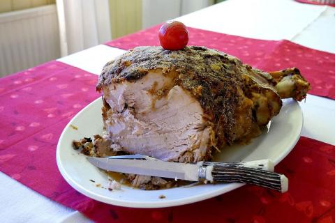 Вымачиваем мясо в ягодах — медвежья вырезка становится мягче куриной: секрет древних охотников