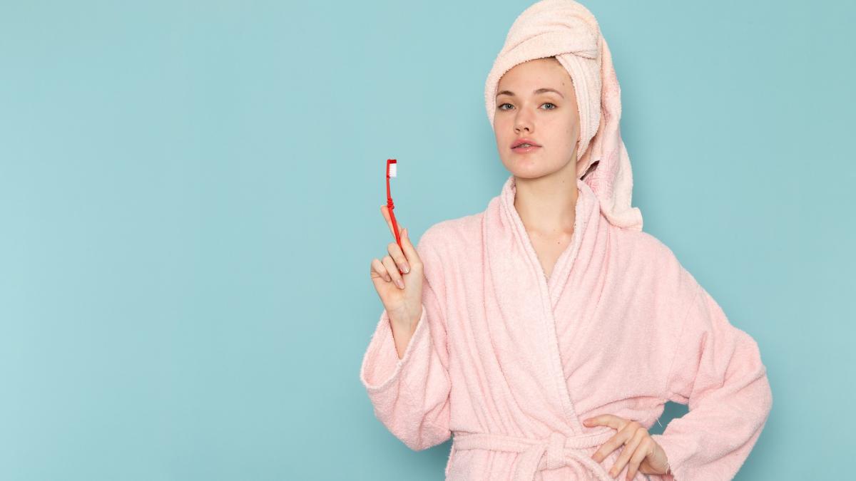 Девшука чистит зубы