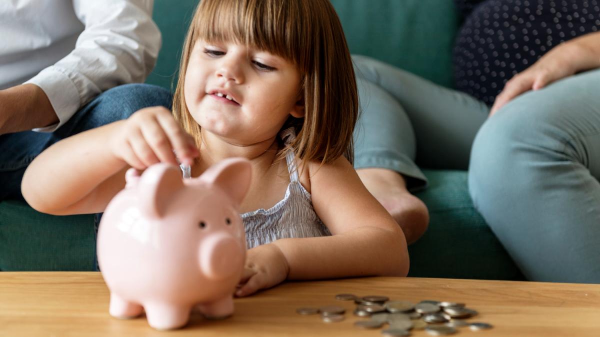 Ребёнок с копилкой