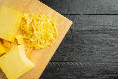 Летняя закуска с брусникой, мёдом и сыром — источник пробиотиков и антиоксидантов
