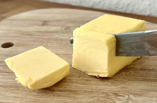 Попробовала вологодское масло впервые — и больше не смогла вернуться к обычному сливочному: вот в чём секрет
