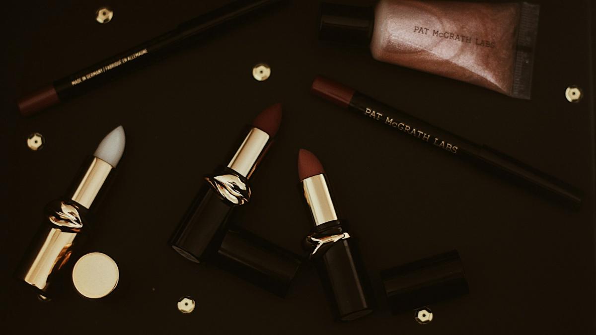 Помада и карандаш для губ рядом