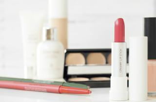 Сатиновое высветление освежает внутренний угол глаза