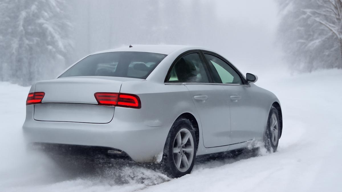 Заднеприводный автомобиль на зимней дороге