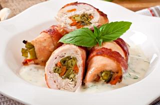 Отбивание филе повышает эластичность куриных рулетиков — кулинары