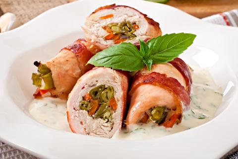 Отбивание филе повышает эластичность куриных рулетиков — кулинары