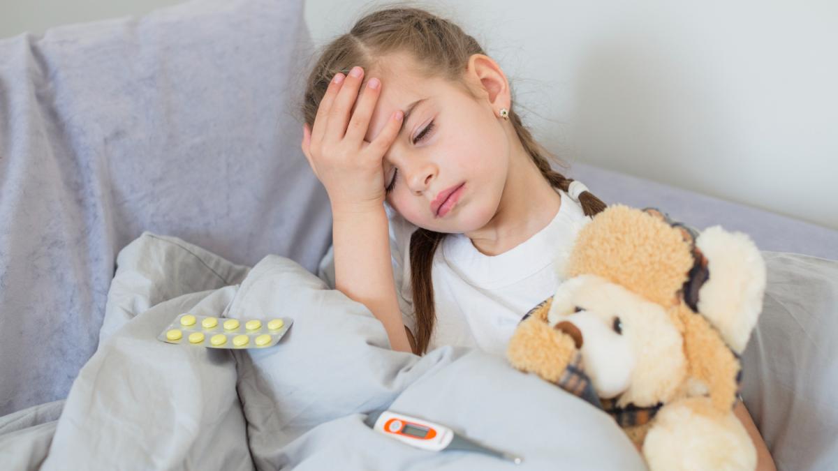 девочка болеет