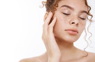 Косметолог рассказала, какие процедуры помогут подготовить кожу к Новому году