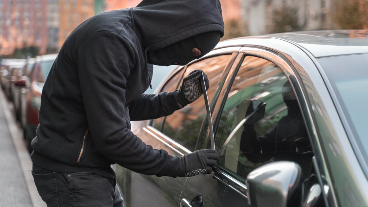Угонщик вскрывает машину Угонщик вскрывает машину