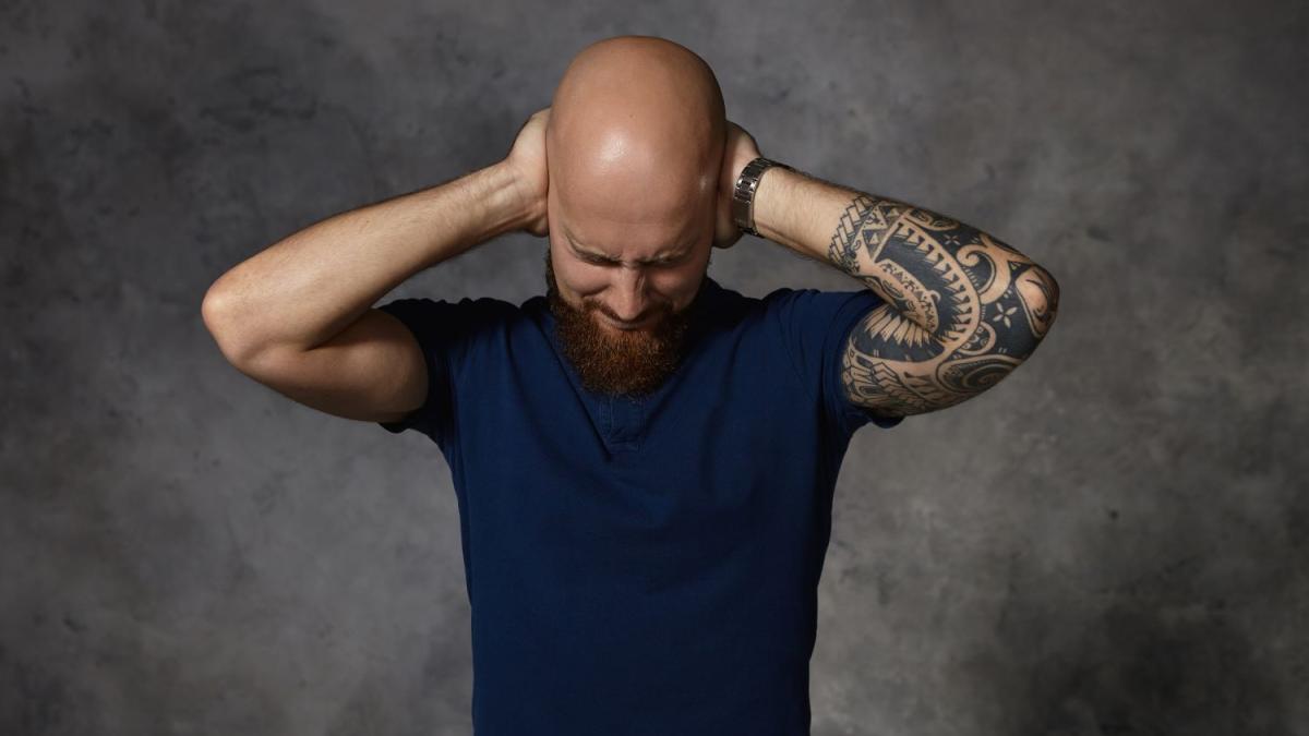 лысый мужчина