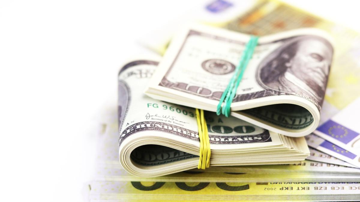 Пачка купюр (доллары) перевязана банковской резинкой