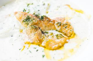 Лимонный сок освежает вкус курицы в йогуртовом маринаде — диетологи