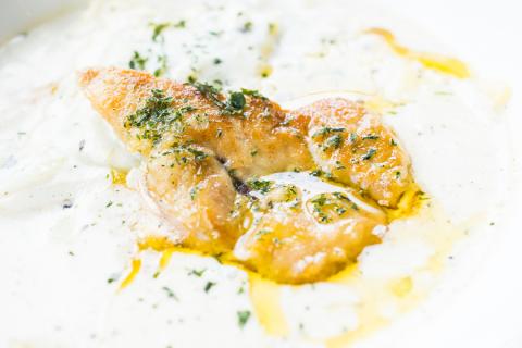 Лимонный сок освежает вкус курицы в йогуртовом маринаде — диетологи