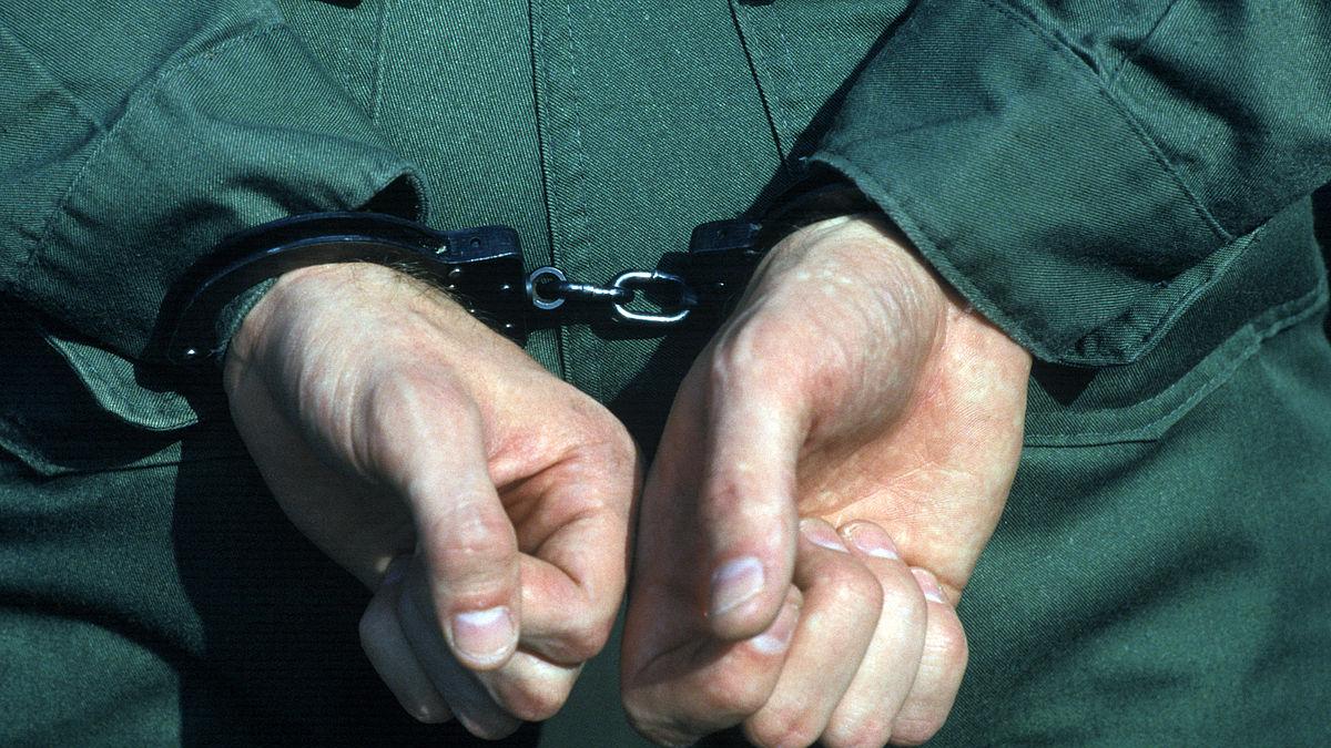 Руки в наручниках