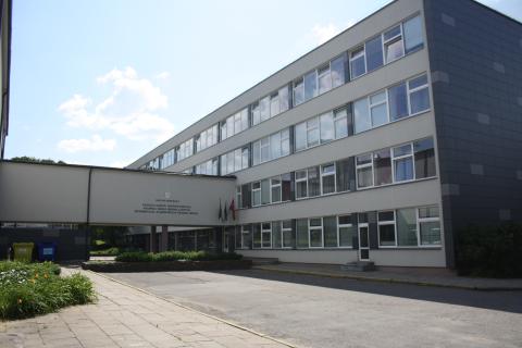 В Новосибирске на заборе школы разместили правила и формулы