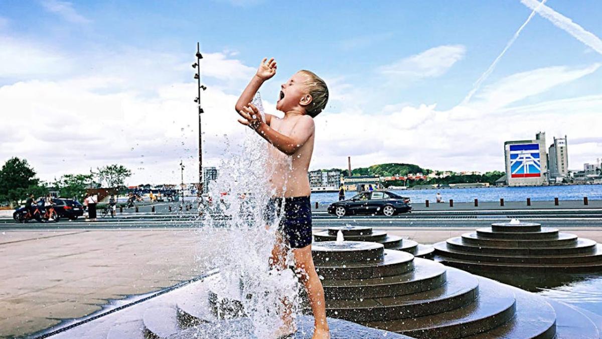 Ребёнок в фонтане