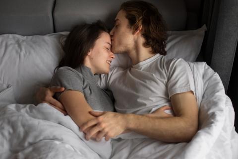 Учёные: объятия по 5–10 секунд снижают стресс и активируют выработку эндорфинов