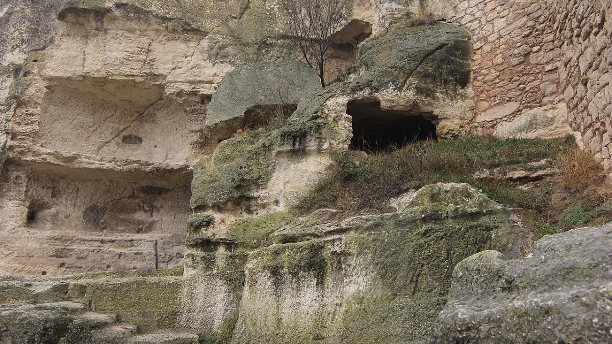 Чуфут-Кале, пещеры