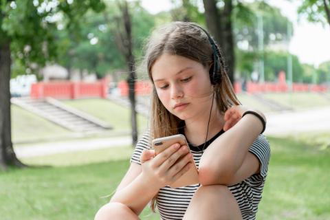 Смартфоны и подростки: риски для психики и эмоционального состояния