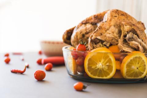 Рецепт запечённой курицы с морошкой и таёжными травами — блюдо с северным вкусом