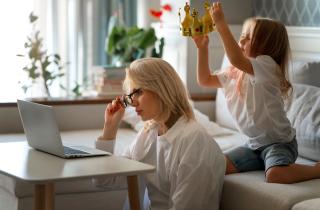 Малышка нажала кнопку — мама пошла в суд: чем закончилась история на 102 покупки