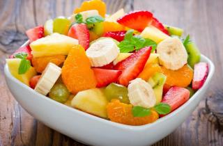 Сочетание яблока и апельсина создаст сбалансированный вкус салата — нутрициологи