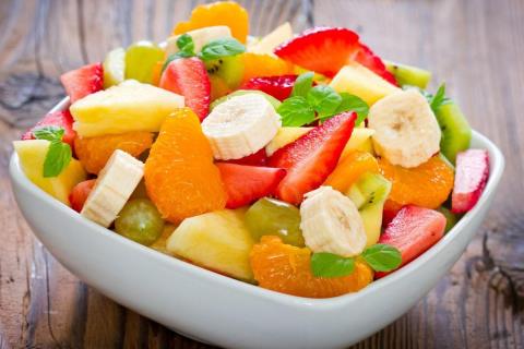 Сочетание яблока и апельсина создаст сбалансированный вкус салата — нутрициологи