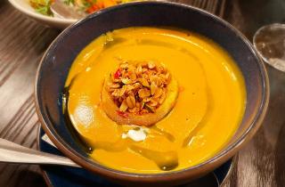 Не ожидал, что тыквенный суп может быть таким бархатным — секрет в одном движении