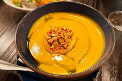 Не ожидал, что тыквенный суп может быть таким бархатным — секрет в одном движении