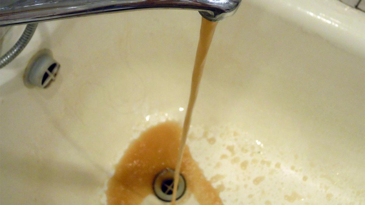 Коричневая вода (ржавая вода), текущая из крана после временного отключения