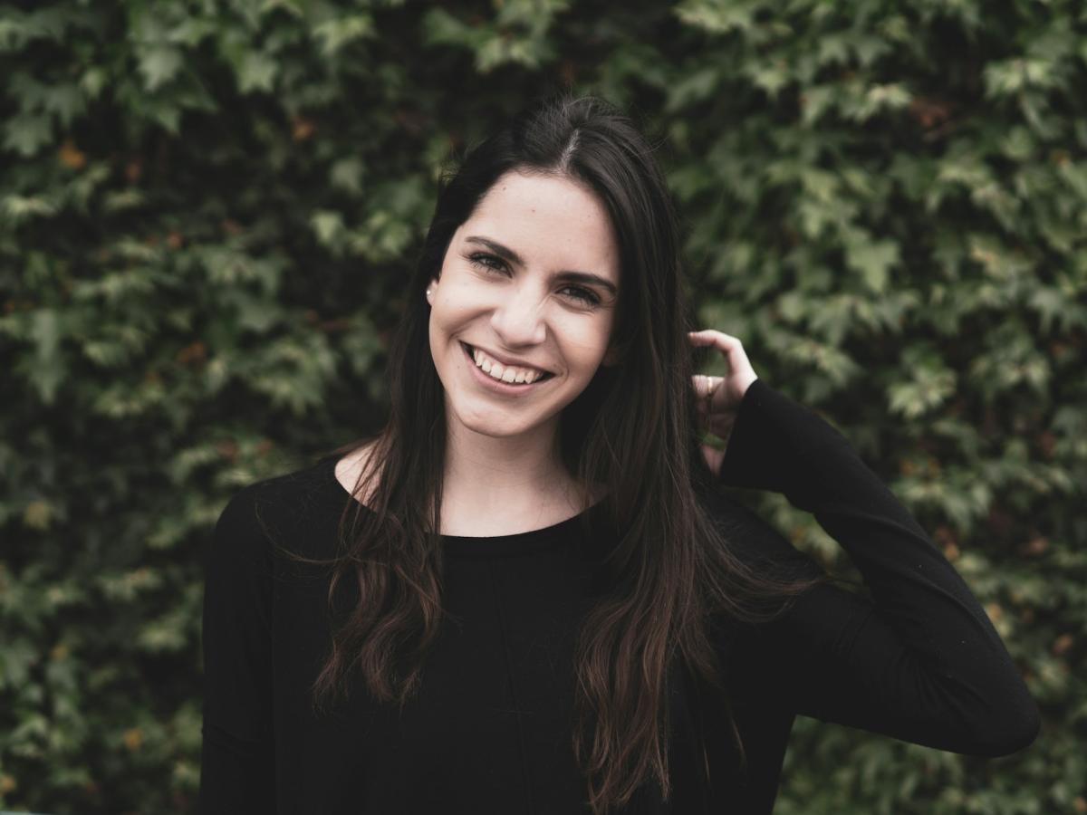 Женщина улыбается в камеру