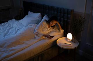 Почему важно убрать телефон за час до сна: врачи объяснили эффект, который удивит