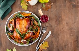 Небольшое количество бульона сохраняет влажность мяса индейки — кулинарные школы