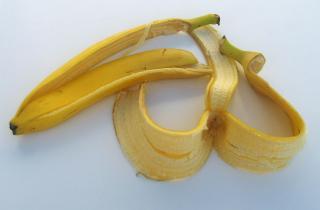 Многие дачники упускают мощное и дешёвое  удобрение — а надо было просто очистить банан