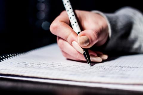 Учителям дадут право изымать вейпы у школьников