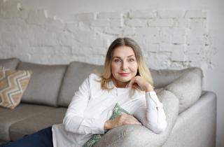 Трихологи: снижение эстрогенов в менопаузу влияет на рост и плотность волос