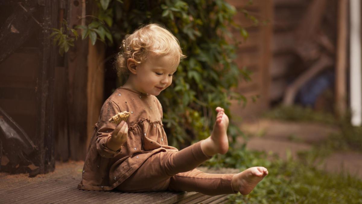 Ребенок на крыльце