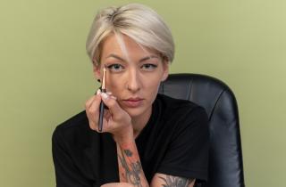 Дерматологи: подбор лёгкого тона, кремовых румян и ухода снижает выраженность возрастных изменений после 40 лет