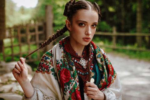 Социологи: больше половины россиянок до 30 лет соблюдают примету не садиться на угол стола