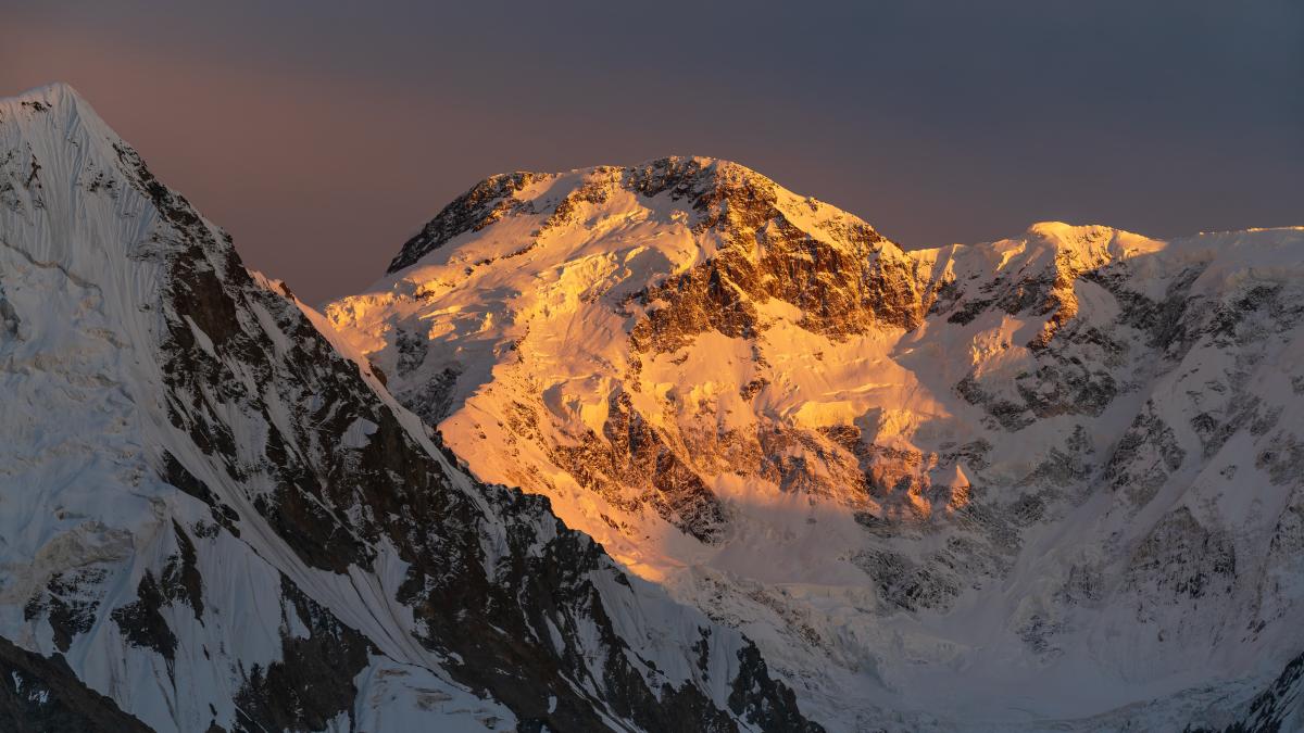 Jengish Chokusu (Victory Peak, Pik Pobeda), Southern Inylchek Glacier, Tien Shan — Golden Hour Jengish Chokusu (Victory Peak, Pik Pobeda), Southern Inylchek Glacier, Tien Shan — Golden Hour