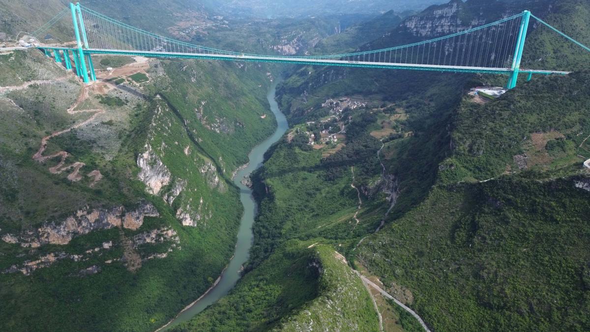 Huajiang Canyon Bridge2