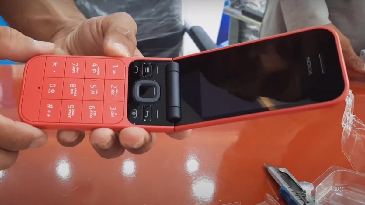 Nokia 2720 Flip red (video screenshot)