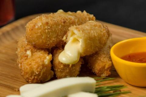 Жареный сыр с мёдом и кедровыми орешками: пошаговый рецепт летней закуски