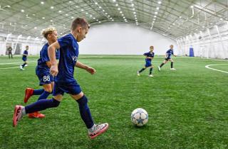 Детство по расписанию ломает характер, а один правильный кружок собирает его заново: как понять, в какую дверь лучше постучать