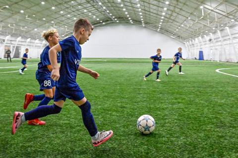 Детство по расписанию ломает характер, а один правильный кружок собирает его заново: как понять, в какую дверь лучше постучать