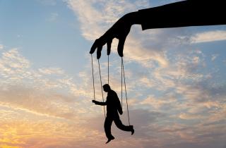 Психолог Уиллис Кляйн разработал теоретическую модель газлайтинга