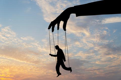 Психолог Уиллис Кляйн разработал теоретическую модель газлайтинга